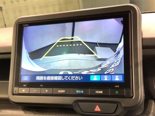 リバースギアに入れるだけで後方の表示へ切り替わります。夜間や雨の日の駐車も楽になりますよ。