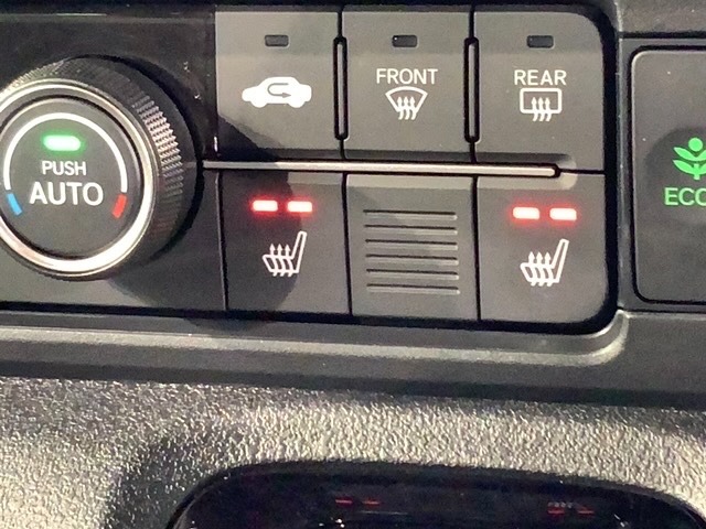 フロント両席にはシートヒーターが付いています！寒い日に便利な装備ですね。