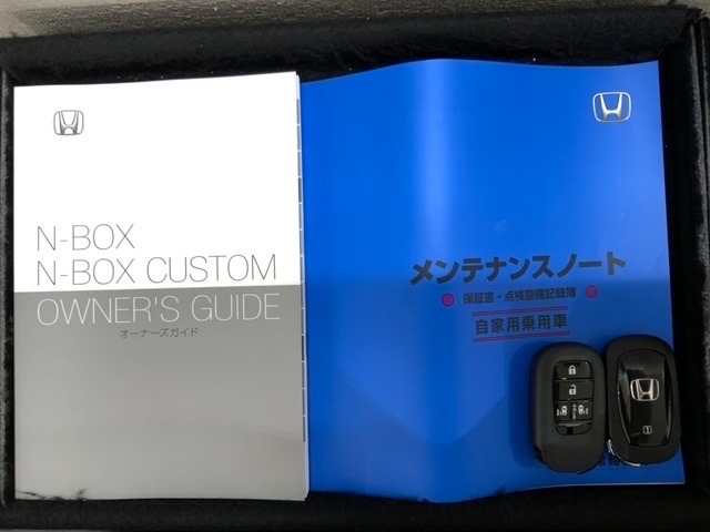 スマートキーは鍵をバッグに入れたままでもドアロックの開閉やエンジンのON・OFFができます。夜間や雨の日も鍵を探さなくて良いので便利です。