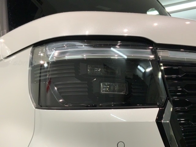 LEDヘッドライトは、点灯の瞬間から最大光量を発揮し、突然暗くなるトンネルなどでの安定感を高めます。