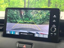 【バックカメラ】駐車時に後方がリアルタイム映像で確認できます。大型商業施設や立体駐車場での駐車時や、夜間のバック時に大活躍！運転スキルに関わらず、今や必須となった装備のひとつです！