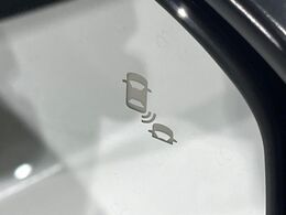 【ブラインドスポットインフォメーション】走行中、ドアミラーの死角になりやすい箇所に後続車が接近するとサイドミラー付近に警告を表示、ドライバーに注意喚起をしてくれます。