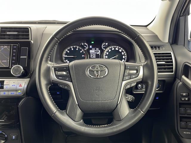 【ステアリング】軽い力で扱いやすいハンドルです。目立つ傷やスレなどなく綺麗な状態です！除菌プランいれていただくとさらに快適に！清潔なお車はお子様にも安心ですね！