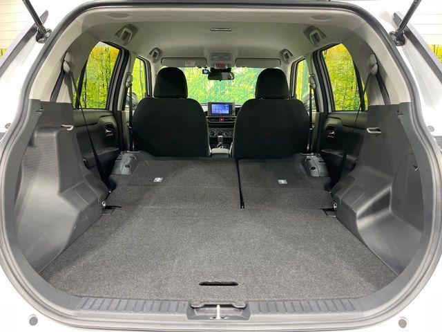 ラゲッジルームは、大容量のスペースを確保。普段のお買い物からレジャーまで、幅広く活躍してくれます！また、リアシートを倒すことでバリエーション豊かにお使いいただけます。