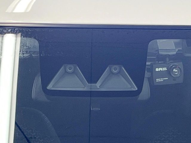 【スマートアシスト】走行中に前方の車両等を認識し、衝突しそうな時は警報とブレーキで衝突回避と被害軽減をアシスト。より安全にドライブをお楽しみいただけます。