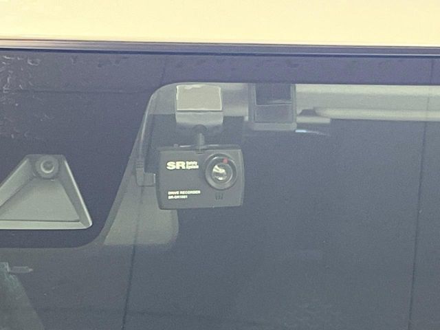 【ドライブレコーダー】安心・安全なカーライフに必須のドライブレコーダーを装備！走行中はもちろん、あおり運転や事故に遭遇した際の状況も映像で記録し、万一のリスクに備えます。