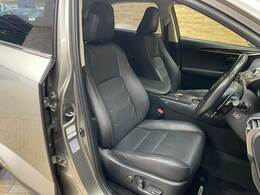 【レザーシート】ならではの高級感あふれる内装がこたわりのアイテム。見た目の高級感とより上質な座り心地をお楽しみください。