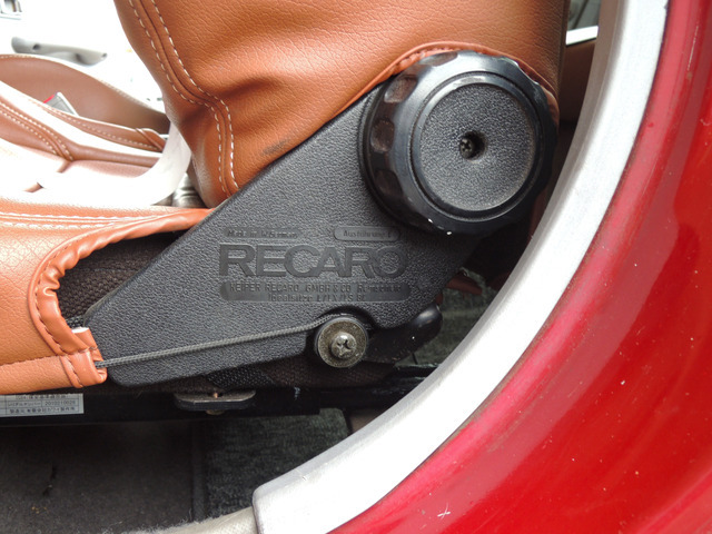 こちら国産車です。しかし、昨今の車のフォルムは味気ない・・・。そんな声をよく聞きますし、本当に痛感しますよね