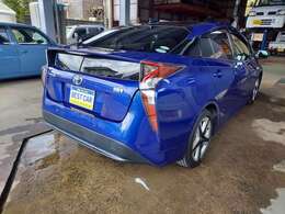 中古車販売の他、全メーカーの新車販売、鈑金・塗装も承っております。購入後の事故対応もお任せください。代車を無償でお貸しいたします。