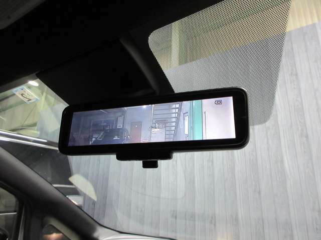 【インテリジェントルームミラー】スイッチをONにするとルームミラーが車両後方のカメラによる映像に切り替わり、車両後方をクリアに映し出します。雨天時には、雨滴のないクリアな後方視界を確保します。
