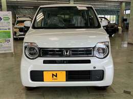 【ホンダカーズ鈴鹿 玉垣店】です。開放感溢れるショールームに数多くの取扱い車種が並んでおります。天候を気にせずじっくりご覧いただけます。