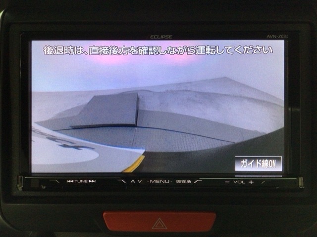 【バックカメラ】運転が苦手な方も車庫入れラクラクです！ギアをリバースに入れれば自動的に切り換わりますので、面倒な操作は不要です♪狭い駐車場もお車を傷つけず安心ですね！