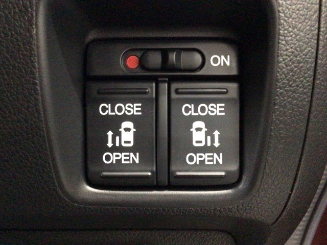 【両側パワースライドドア】両側がパワースライドドアになっており、運転席のスイッチやスマートキーでも開閉が可能です！開口部も広いので乗り降りも楽々♪