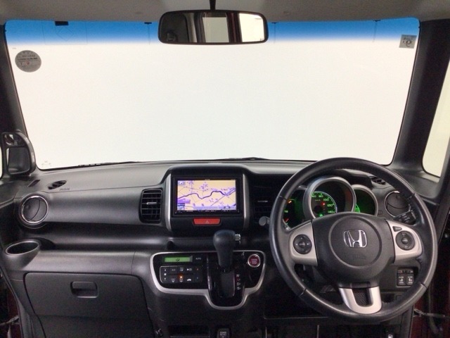 【前方視界】開放的な前方視界！運転がしやすく疲れにくいです♪窓が大きく、見通しがとっても良いおクルマですよ♪