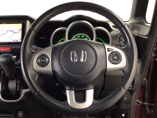 【クルーズコントロール】アクセルペダルを踏まずに一定の車速で走行できますので、高速道路など加減速の少ない道で便利です♪長距離ドライブの疲れを軽減してくれる、嬉しい装備ですよね♪