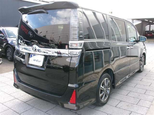 広々とした車内空間に優れた燃費性能。更にデザインも上質で人気のお車です！