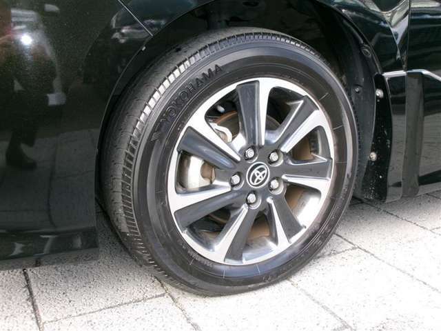 スポーティな印象を与える純正ホイールです。どこまでも走っていきたくなるようなデザインですね♪