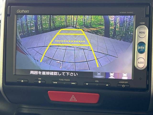 【バックカメラ】駐車時に後方がリアルタイム映像で確認できます。大型商業施設や立体駐車場での駐車時や、夜間のバック時に大活躍！運転スキルに関わらず、今や必須となった装備のひとつです！