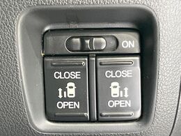 【両側パワースライドドア】スマートキーや運転席のスイッチで後席両側スライドドアの開閉が可能♪電動だから力を入れてドアを開ける必要が無く、小さなお子様でも簡単に開け閉めでき快適です♪