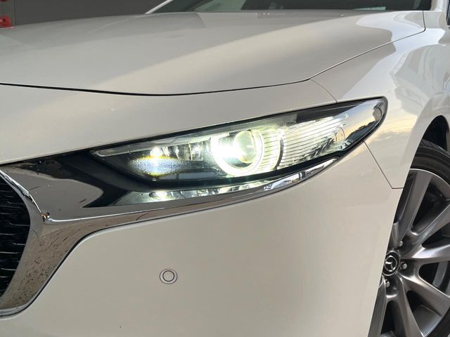 【LEDヘッドライト】悪天候や夜間走行時も良好な視界を確保し安心して運転できる高輝度LEDヘッドライトを装備！点灯速度が早く、消費電力も抑えられています。