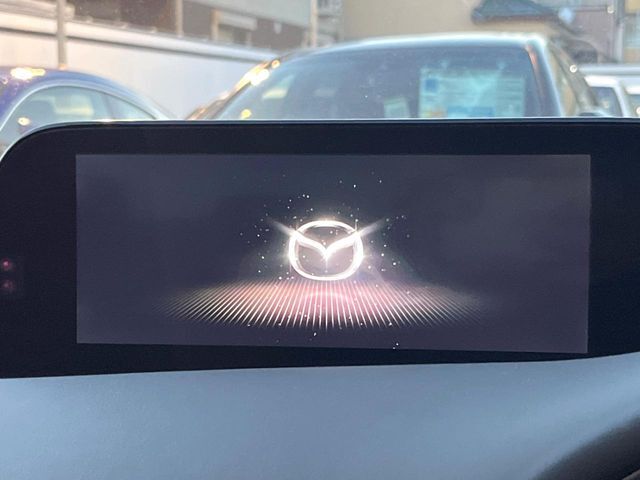 【12.3インチマツダコネクト】車内の雰囲気にマッチした大型ディスプレイ。スマホ接続でのナビ使用やBluetooth再生等、様々な機能が楽しめます。直感的なダイヤル操作が可能で、使い勝手も良好です。