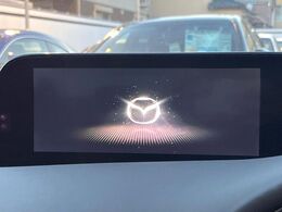 【12.3インチマツダコネクト】車内の雰囲気にマッチした大型ディスプレイ。スマホ接続でのナビ使用やBluetooth再生等、様々な機能が楽しめます。直感的なダイヤル操作が可能で、使い勝手も良好です。