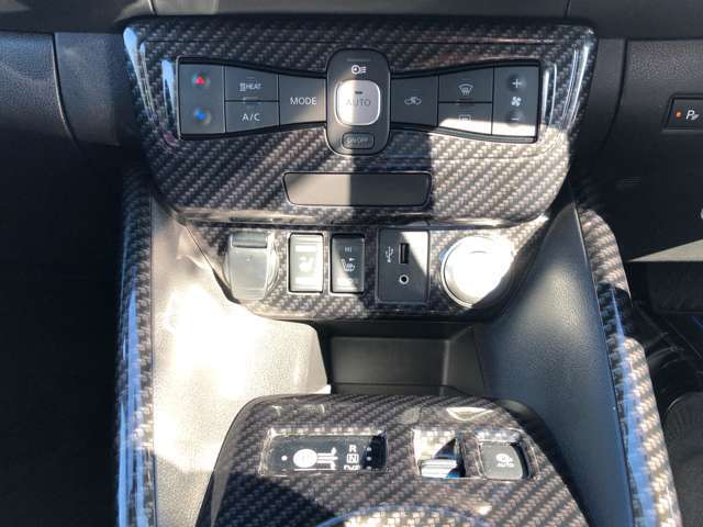 エアコン操作部・シートヒーター装備