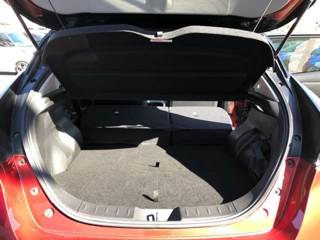 ラゲッジルームです。後席を倒せば大きな荷物も積み込み可能です。