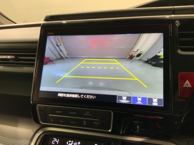 リバースギアに入れるだけで後方の表示へ切り替わります。夜間や雨の日の駐車も楽になりますよ。