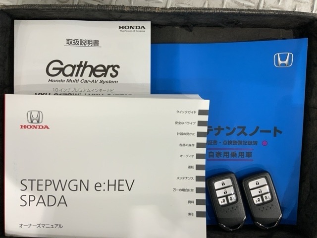 スマートキーは鍵をバッグに入れたままでもドアロックの開閉やエンジンのON・OFFができます。夜間や雨の日も鍵を探さなくて良いので便利です。