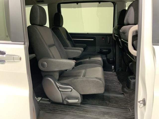 2列目セパレートシートです。左右シートが離れているので開放感が高まります。前席から後席へ移動ができるウォークスルーがとても便利です。