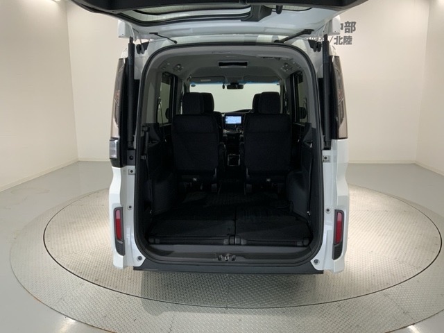 3列目シートを格納すればラゲッジスペースを更に広く使えます。