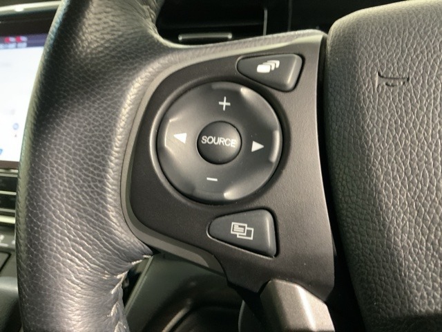 ステアリングにオーディオ操作スイッチが付いています。オーディオ画面に直接タッチしなくても操作が出来ますので、運転に集中できます。