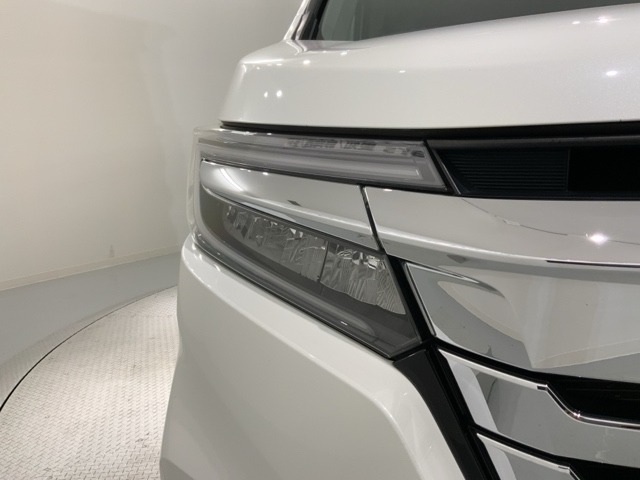 LEDヘッドライトは、点灯の瞬間から最大光量を発揮し、突然暗くなるトンネルなどでの安定感を高めます。