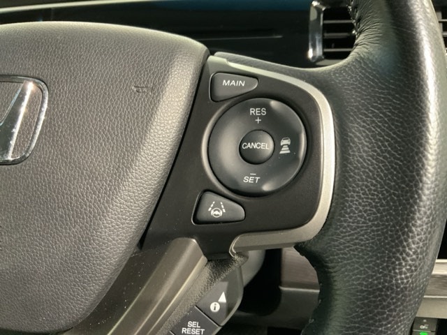 クルーズコントロールを装備しています。高速道路などで一定の速度で走ってくれるので運転が楽ですよ！速度を設定できますので、スピードの出しすぎにも注意できます。