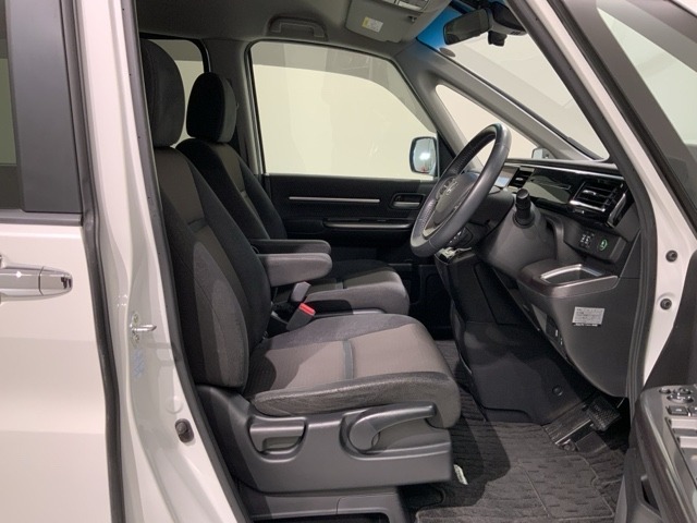 程よい硬さとホールド性が高くロングドライブも疲れにくいシートです。