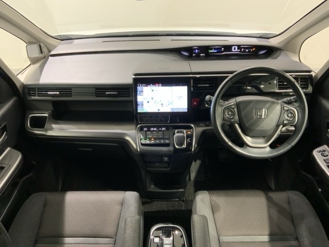 使いやすいレイアウトのダッシュボード周辺です。オートエアコンや小物入れなど嬉しい装備が満載です。