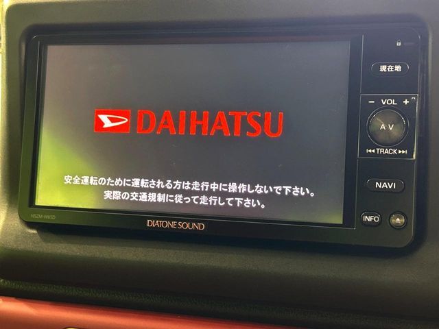 【純正ナビ】人気の純正ナビを装備しております。ナビの使いやすさはもちろん、オーディオ機能も充実！キャンプや旅行はもちろん、通勤や買い物など普段のドライブも楽しくなるはず♪
