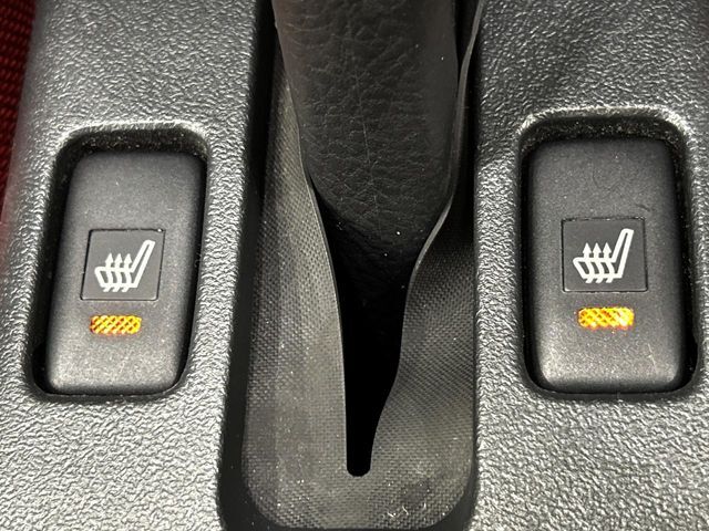 【シートヒーター】寒い日に重宝するシートヒーター！エアコンより早く温まってくれるので寒がりの人も安心ですね♪エアコンの温風は乾燥するから苦手、という方にもをおすすめです。