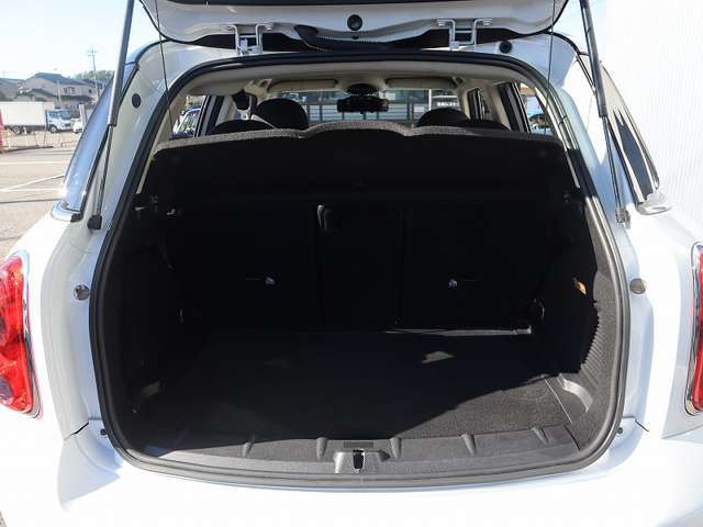 コンパクトサイズながら十分なラゲッジスペースを確保！！