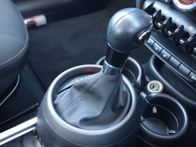 シンプルデザインで操作性重視なシフトノブ