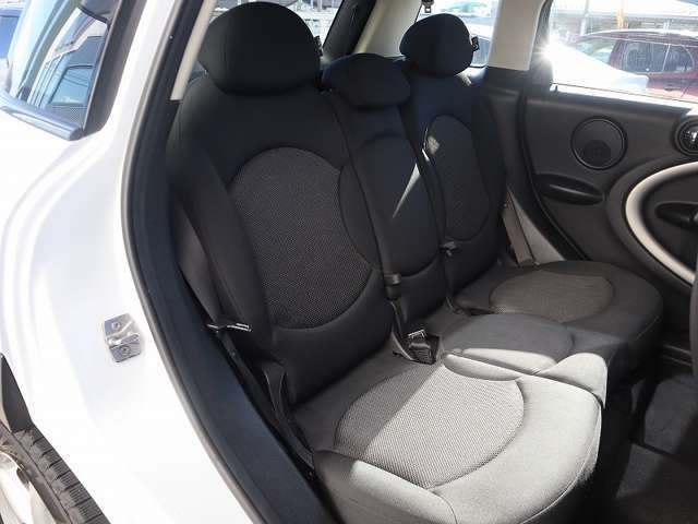 目立つ汚れや使用感はなく綺麗なシートです。