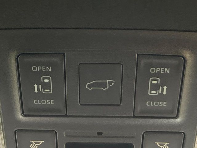 【両側パワースライドドア】スマートキーや運転席のスイッチで後席両側スライドドアの開閉が可能♪電動だから力を入れてドアを開ける必要が無く、小さなお子様でも簡単に開け閉めでき快適です♪