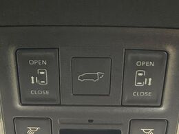【両側パワースライドドア】スマートキーや運転席のスイッチで後席両側スライドドアの開閉が可能♪電動だから力を入れてドアを開ける必要が無く、小さなお子様でも簡単に開け閉めでき快適です♪