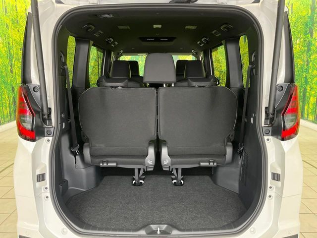 積み下ろしのしやすいデッキにはたっぷりと荷物を積み込んでいただけます。遊びから仕事まで、様々なシーンで頼れます♪