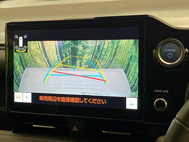 【バックカメラ】駐車時に後方がリアルタイム映像で確認できます。大型商業施設や立体駐車場での駐車時や、夜間のバック時に大活躍！運転スキルに関わらず、今や必須となった装備のひとつです！
