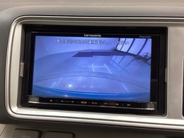 リバースギアに入れるだけで後方の表示へ切り替わります。夜間や雨の日の駐車も楽になりますよ。