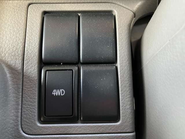ハンドル左下に4WDへ切り替えるスイッチがついております(^^)