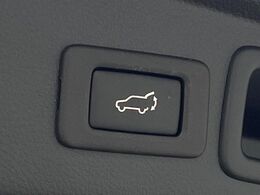 【パワーバックドア】スマートキーや運転席のボタンを押すだけでリアゲートが自動で開閉します！荷物を持っている時や、高い位置にあるバックドアを閉める際に便利な機能です♪