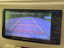 【バックカメラ】駐車時に後方がリアルタイム映像で確認できます。大型商業施設や立体駐車場での駐車時や、夜間のバック時に大活躍！運転スキルに関わらず、今や必須となった装備のひとつです！
